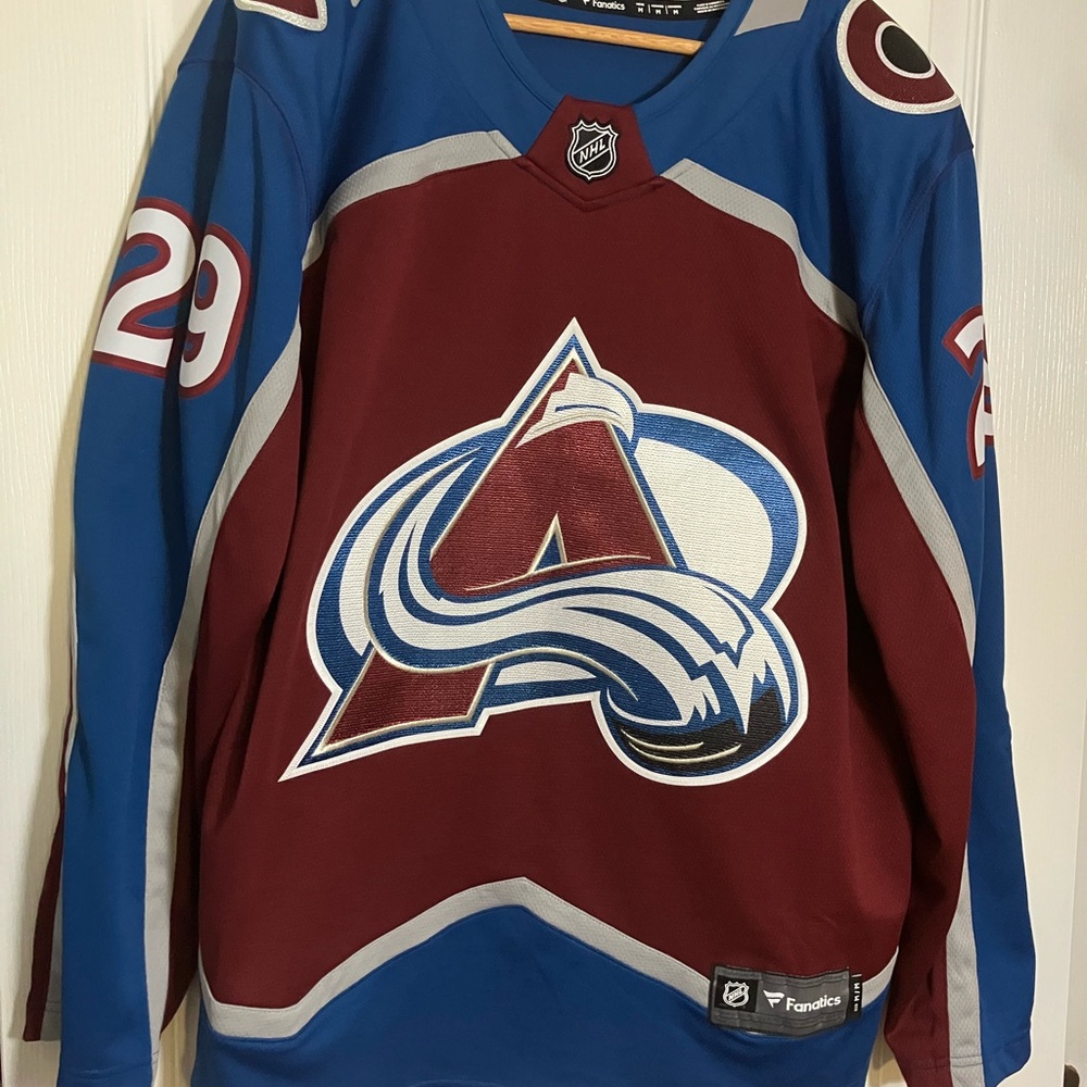 Colorado Avalanche Nathan MacKinnon jersey
